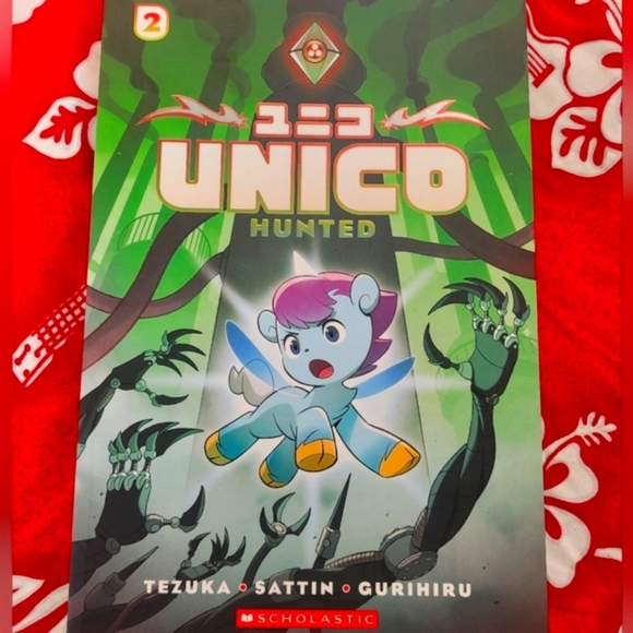 Scholastic Unico Hunted 2 Illustrated By Gurihiru Comic Book Graphic Novel - Picture 1 of 7